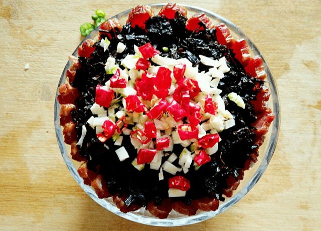  蒸腊肉，直接切片蒸就错了，这2步不能少，腊肉又香又嫩，还不咸