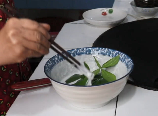 花椒|一种自带香味的叶子，农村大妈摘来油炸，吃着味道比花椒还香