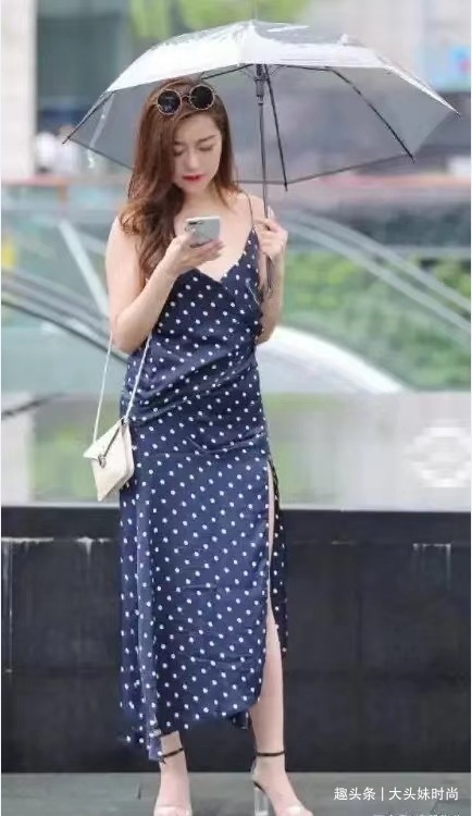 高跟鞋|蓝底白点吊带连衣裙,个性又美丽,男神心中的最爱