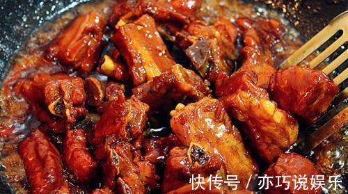 做红烧排骨，还只会加酱油多这一步加点“它”，吃完还想舔骨头