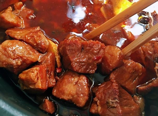 做红烧牛肉,牢记“3窍门放3样”,牛肉软烂好嚼,味道香浓