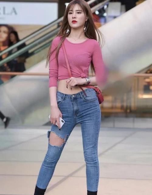 上乘|街拍红色上衣气质上乘,破洞牛仔裤勾勒苗条身材