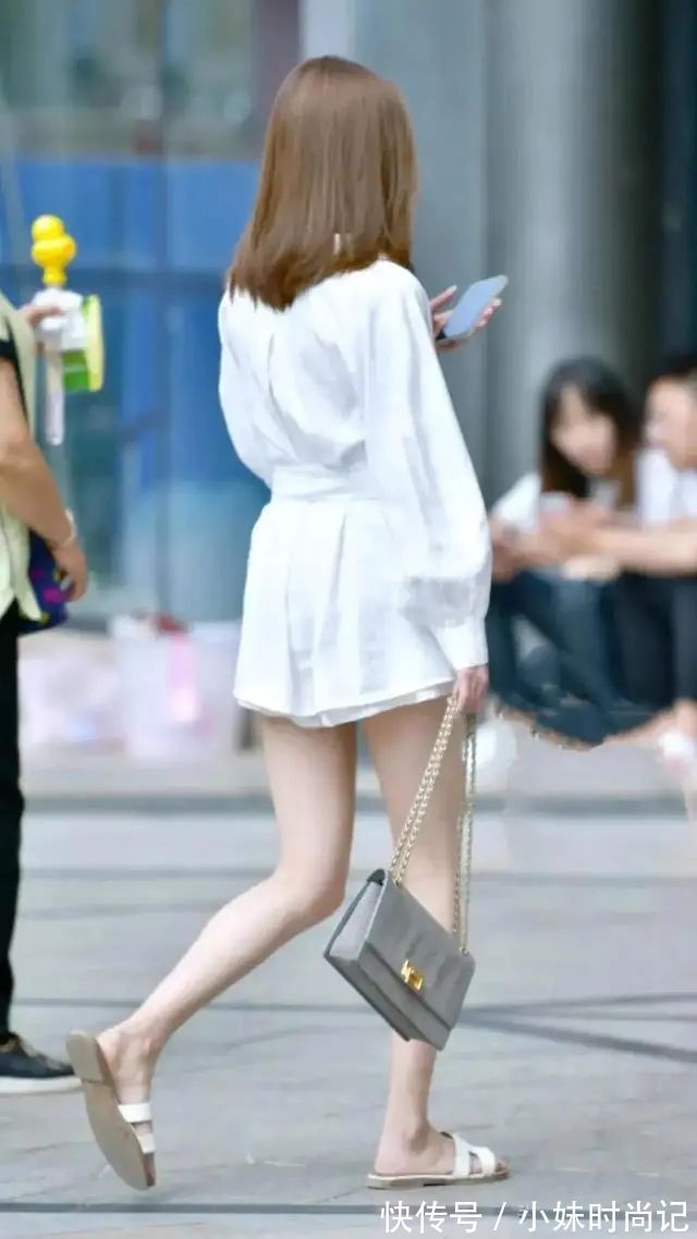 凉拖|白色衬衫裙、白色凉拖,虽是一身白的穿搭,但是十分耐看