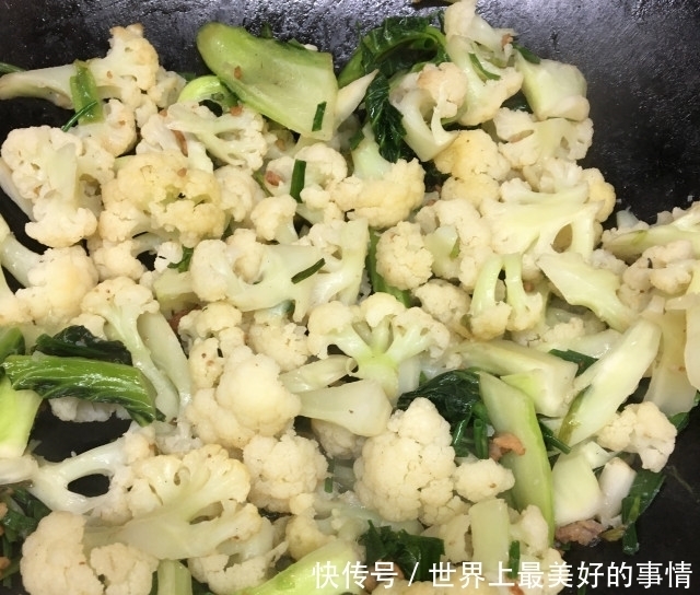 油渣香葱炒花菜,家常小炒,咸香入味