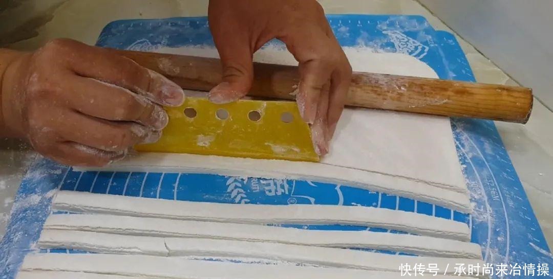  小油条|糯米粉这样做才好吃，开水一烫，个个焦脆又香酥，比麻花油条好吃