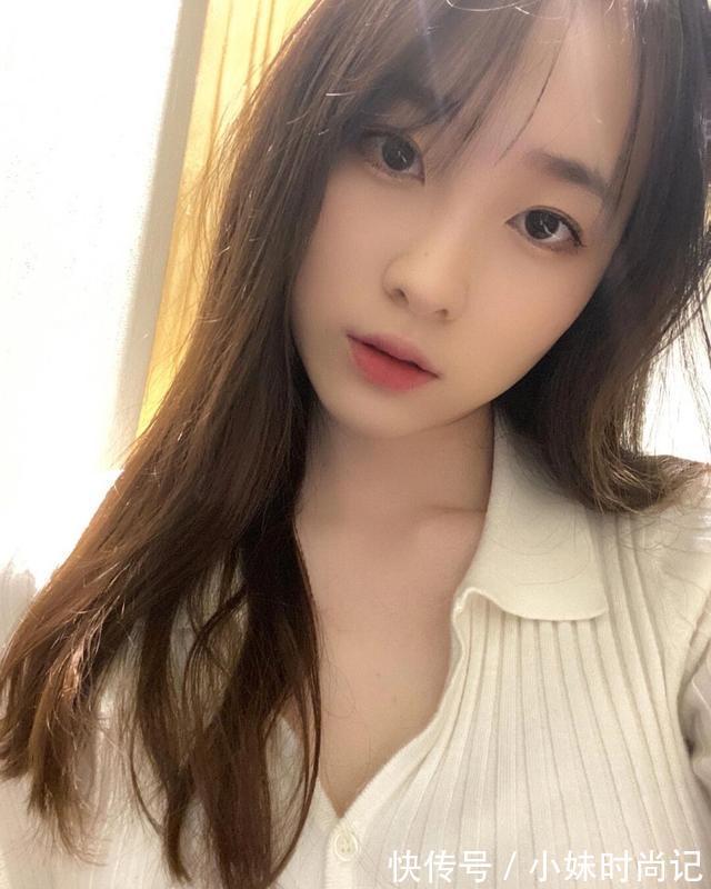 毛衣 白色毛衣带来的温柔感,让美女更加漂亮,温婉可人