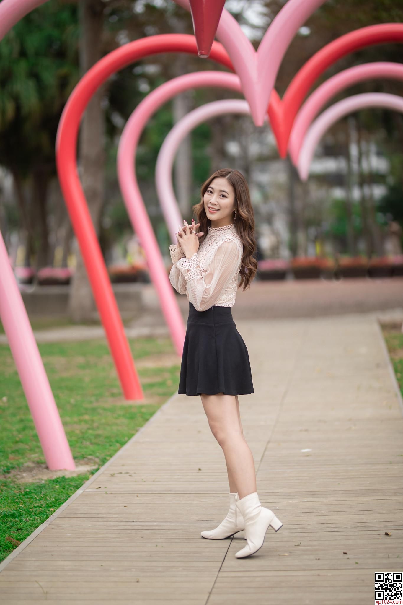 蕾丝小衫半身裙搭配一双白色小皮靴，性感迷人并不妩媚妖娆，美