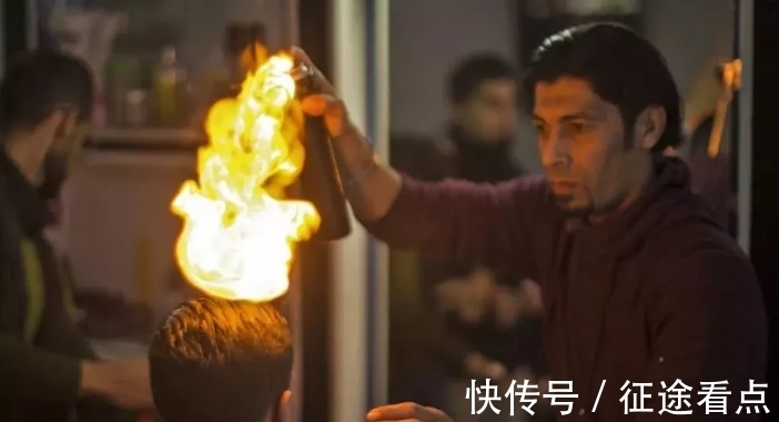 阿三哥|印度理发师用火理发,看到理发过程,网友:阿三哥果然是开挂的!