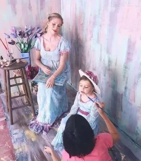 小天才!7岁天才小画家,把真人画进作品,创意堪比毕加索,获得国际认可