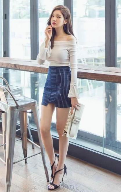 时尚|街拍:芳香袭人的美女,一条黄绿色的连衣裙,魅力气质十足