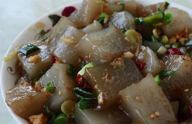 教你在家轻松制作凉粉，掌握好淀粉和水的比例，做出来才筋道好吃