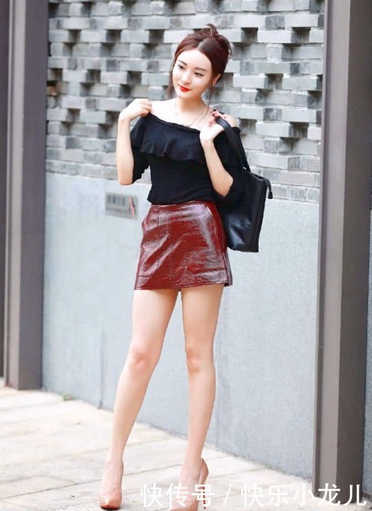 肌肤雪玉小姐姐,皮裙显得大气优雅,街头的翘楚