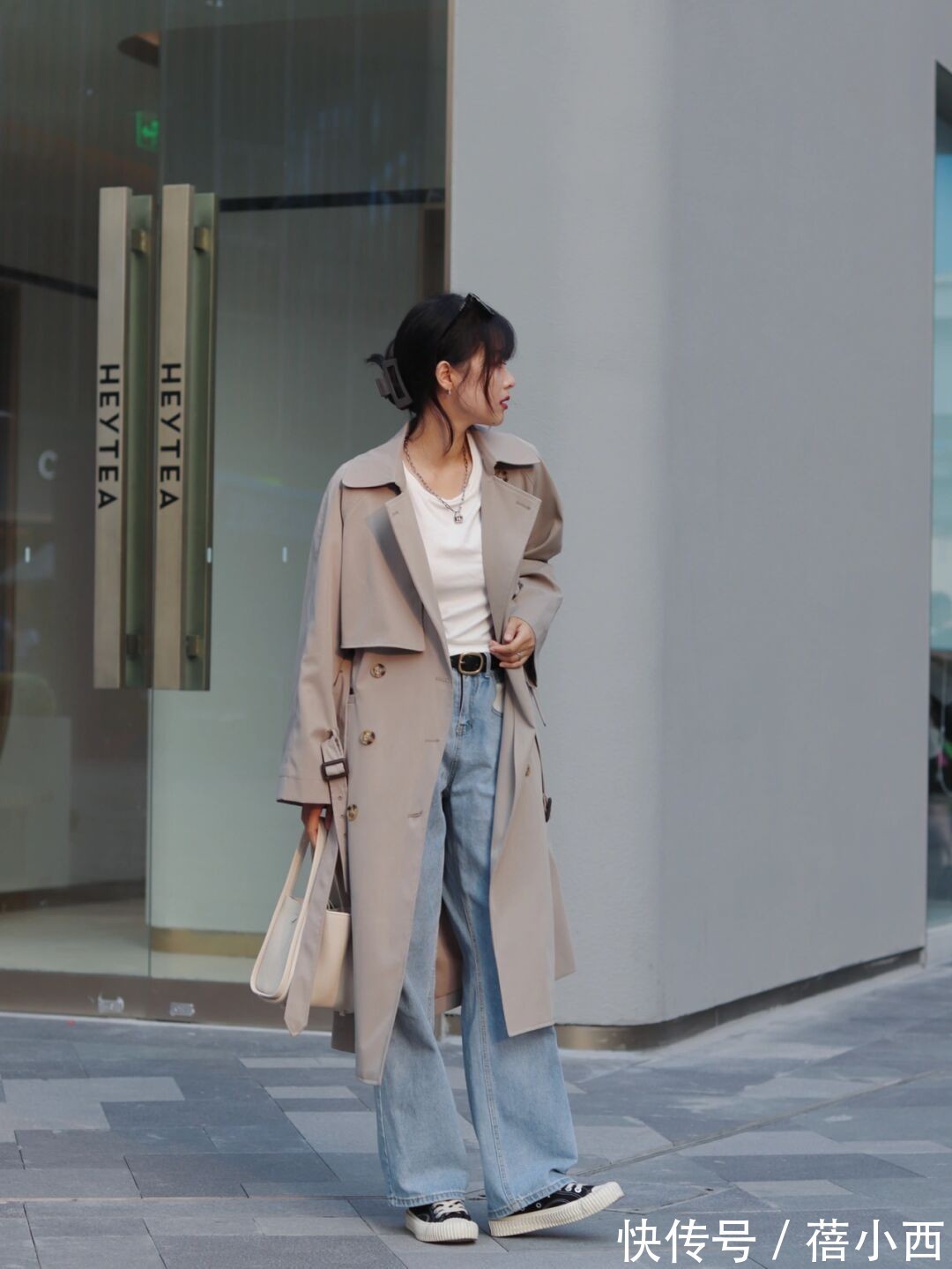 穿搭|秋天建议中年女性多穿“风衣”,搭配阔腿裤、半身裙,显瘦又显高