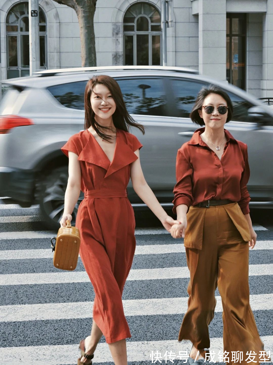 大地色|“妈妈辈”也可以很时尚,今年很火的大地色搭配,60岁穿更显年轻