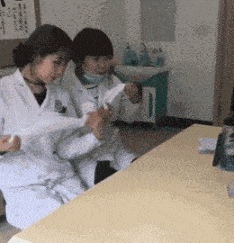 |搞笑段子GIF:护士姐姐专业一点好吗,快帮我看看病