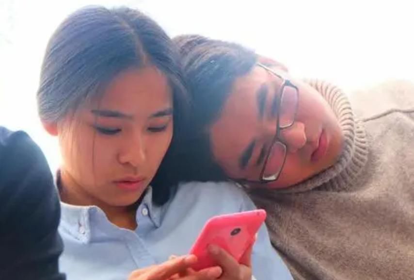 亲姐弟|亲姐弟这么做正常吗?女子去见男友父母,姐姐的举动让人不适