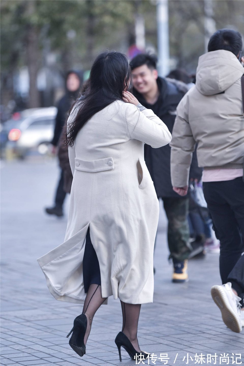 尖头 秋冬里的姑娘,无论胖瘦都喜欢黑色丝袜,搭配尖头细跟鞋更显气质