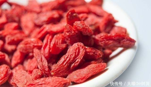 中年|枸杞是干吃好,还是泡水好?营养师终于给出答案!难怪平时没效果