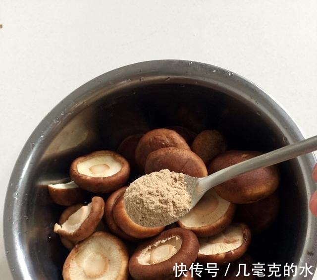 烤盘|香辣烤香菇,口感软绵,味道鲜香!