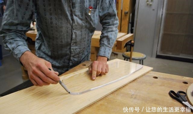 马桶盖一掀,水箱上种花除异味,垫上一条旧毛巾,一整年不要浇水!