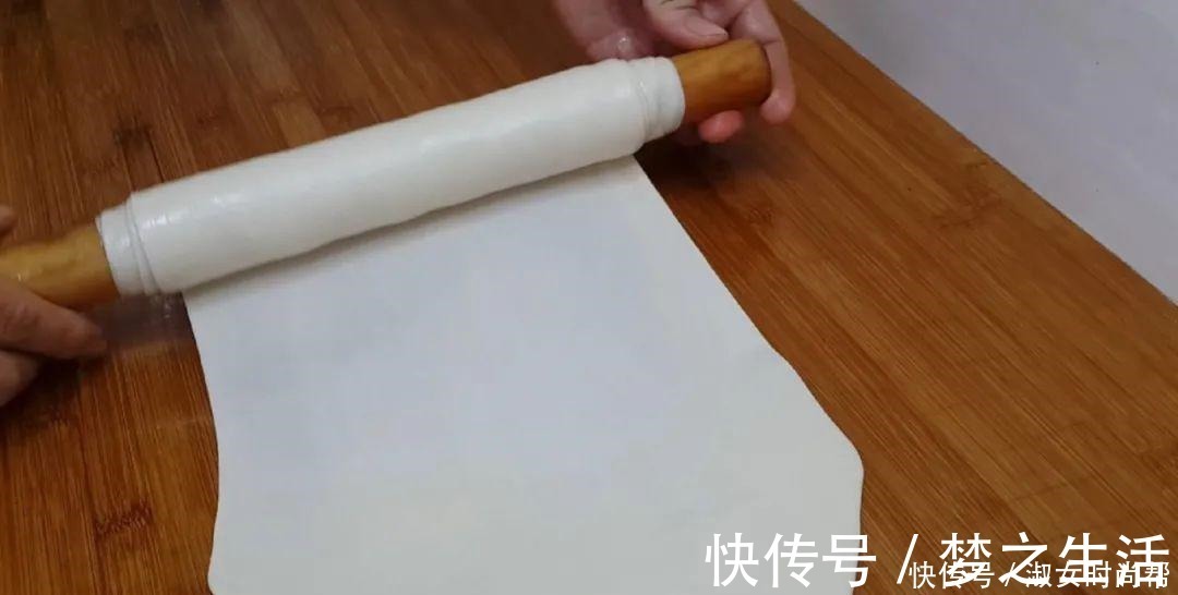 我家烙饼就爱这样做，擀杖卷一卷，张张柔软又劲道，比鸡蛋饼还香