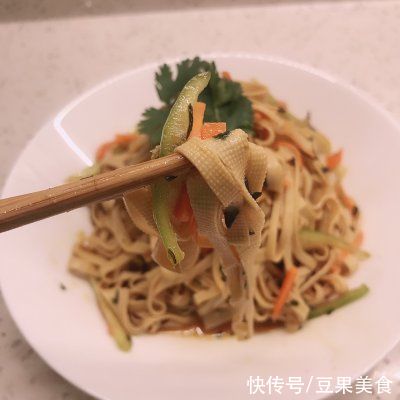 我经常做凉拌豆腐丝，家人都爱吃，婆婆夸我聪明又贤惠