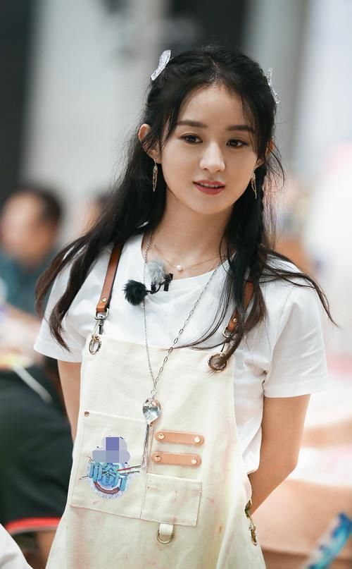 劳模|赵丽颖变中餐厅劳模,切了一下午肉,看见她拿刀的手吓了一跳