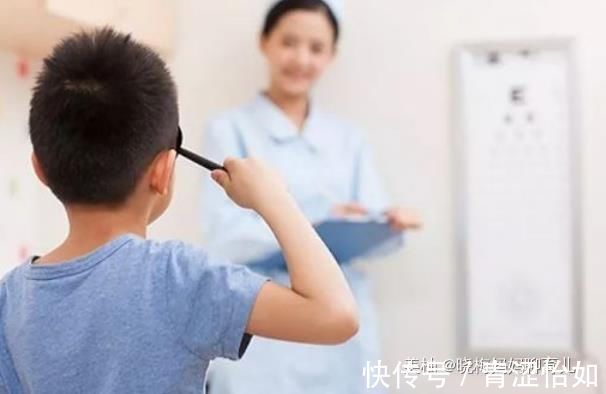 父母|孩子长期沉迷电子产品危害大,小小年纪就近视,父母应该如何引导