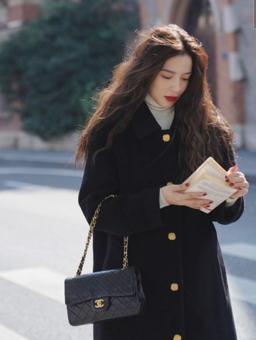 修饰|冬季该如何穿?经典大衣搭配半身裙或长裤高级感满满,简约大气