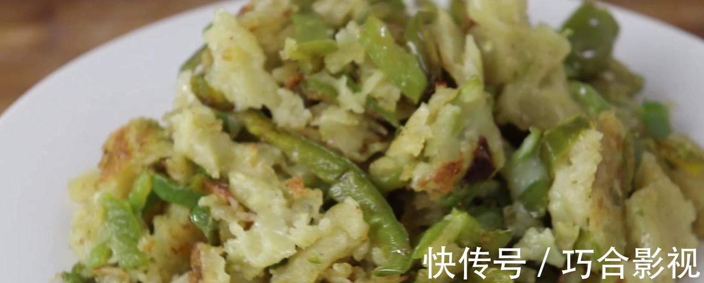 青椒别炒着吃了,加1碗面粉,教你1个新做法,比大鱼大肉还好吃