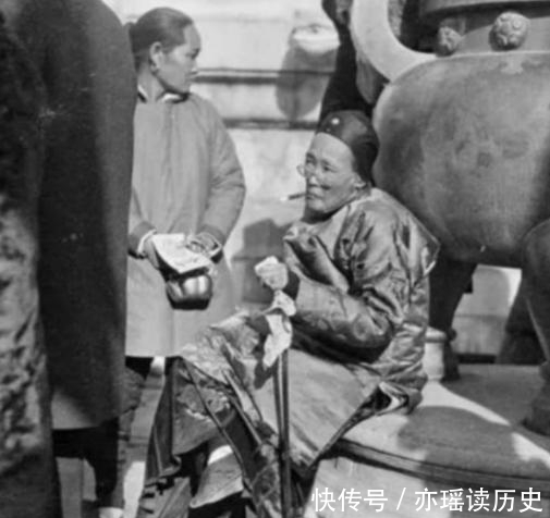 霸气|晚清老照片：婉容抱着小狗很开心，李鸿章老婆气度非凡很霸气！