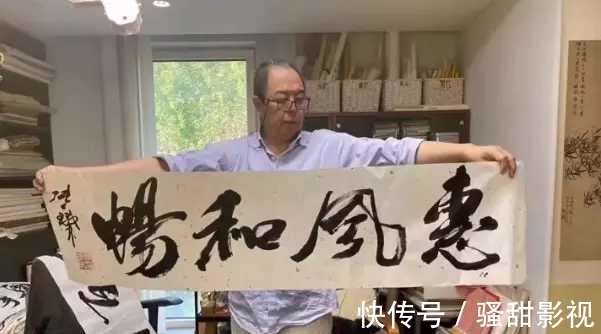 张铁林&张铁林书房练字！炫酷小辫发际线堪忧，“挥字成金”作品供不应求