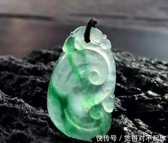 水头|老大爷嫌自己佩戴的翡翠水头不太好,用水一泡后,一看吓了一跳