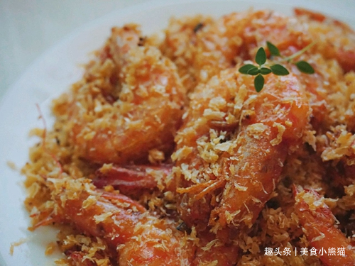 教你制作避风塘炒虾金黄澄亮，焦香酥脆，好吃到连壳都能嚼干净