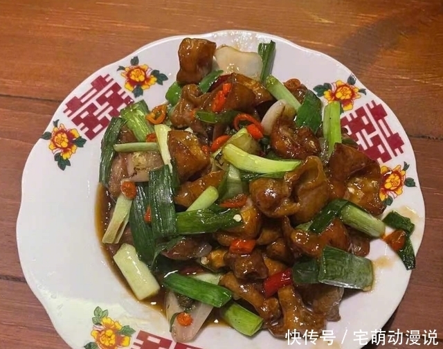 粉丝们|王源下厨做饭晒美食，放辣椒超有食欲，我却在关注盘子上的囍字