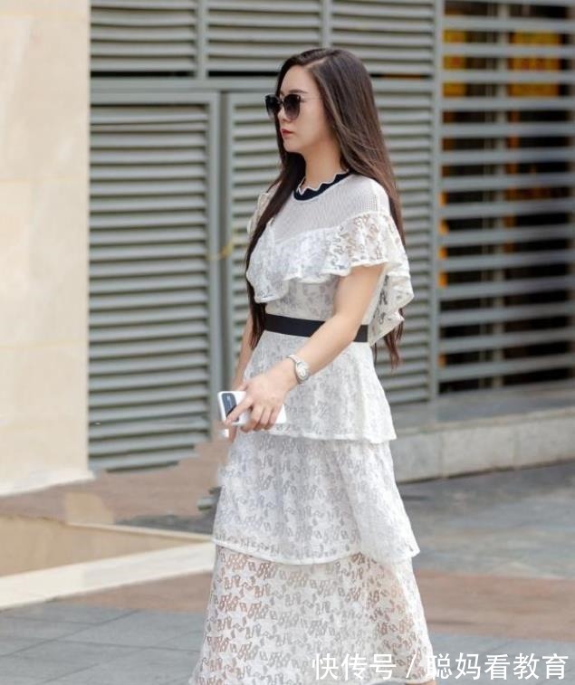 风格 深绿色西装外套搭配黑色打底衫，温婉柔顺，淑丽姣好！