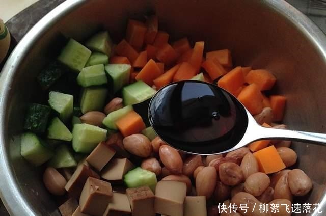 素菜|鸡蛋干拌花生米,别看是素菜,配上一杯小酒美的很