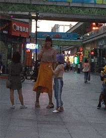 |搞笑GIF:有这么一群伴娘,吓得我都不敢结婚了