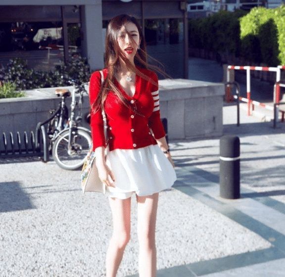 美女|长发美女身穿露肩装配阔腿裤,非常的显气质,真是漂亮极了