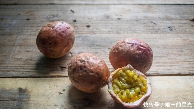 女人用百香果泡水喝,坚持一段时间,悄悄出现了4个变化!