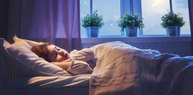 爸妈睡觉都很安静，宝宝却准时半夜醒来，装上监控宝妈吓一身汗