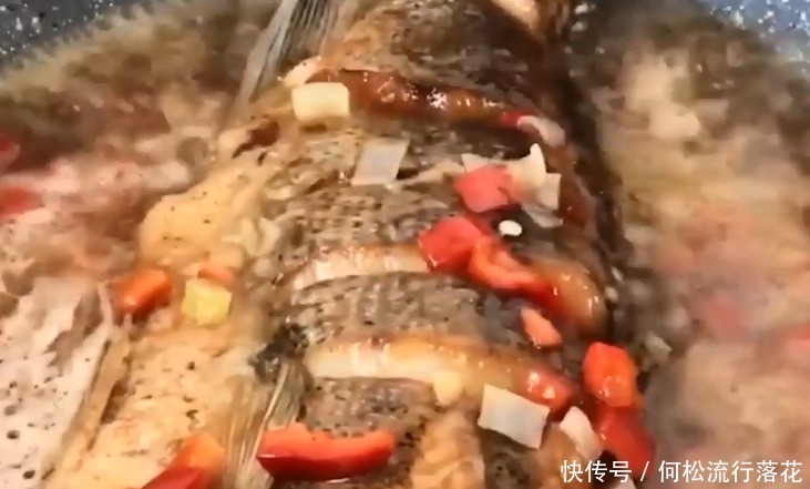 煎鱼|煎鱼时，先不要急着下锅，教你这一招，煎出的鱼不粘锅不破皮！