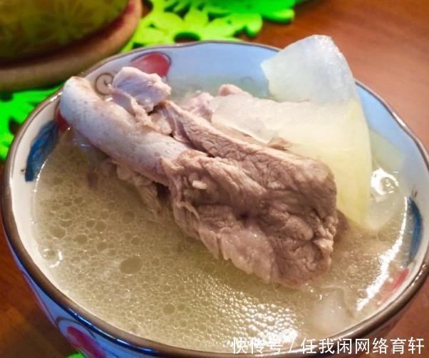 需加|洗排骨,用碱或焯水都错了只需加勺它,洗得干净,没一点腥味