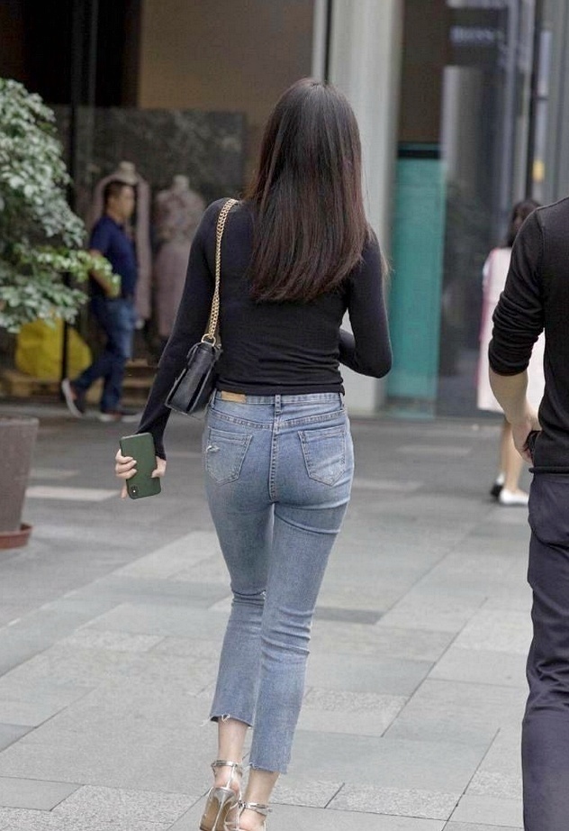 穿衣搭配|小姐姐穿上减龄T恤牛仔裤,乌黑长发,超级吸人眼球!