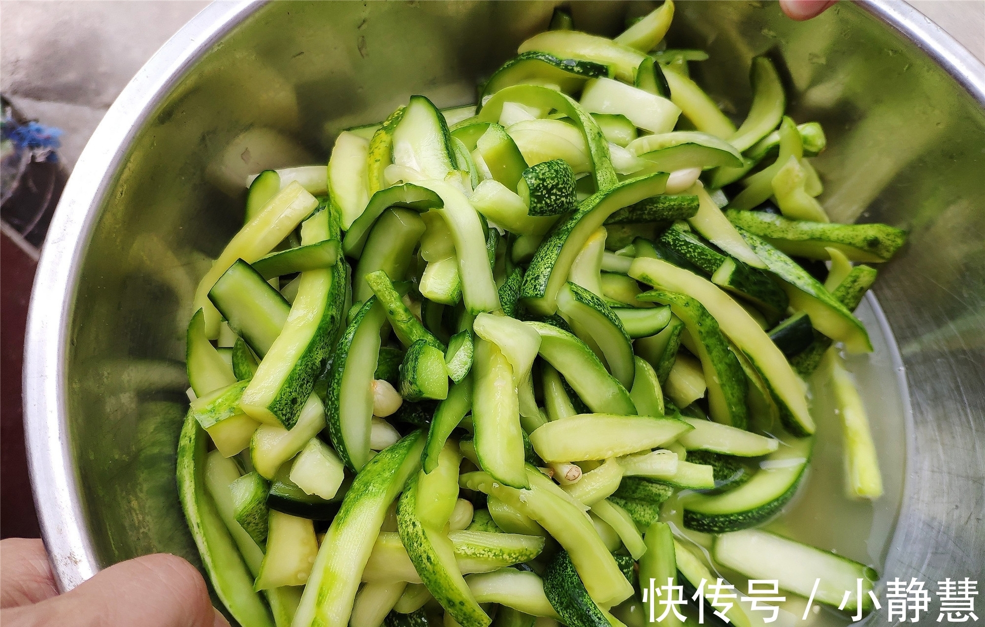 爽脆|奶奶用了30多年的腌黄瓜配方,一次腌20斤,嘎嘣脆,咸香特好吃