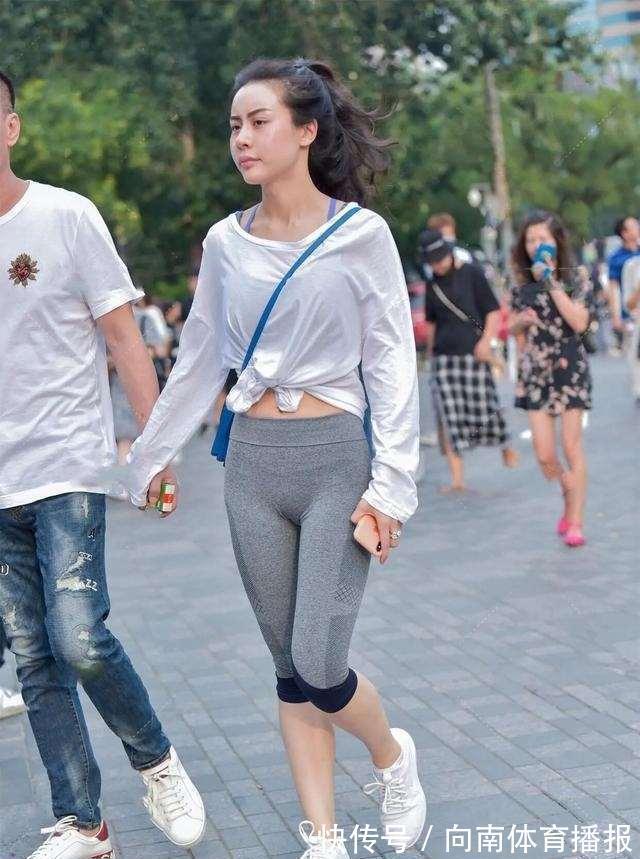 小姐姐 灰色连衣裙休闲简约,配上小白鞋,动感连衣裙穿搭技巧分享给你