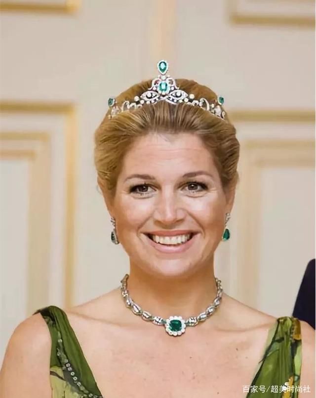 荷兰王室的这件珠宝太值了！皇冠拆成耳环用，祖母绿能换成钻石戴