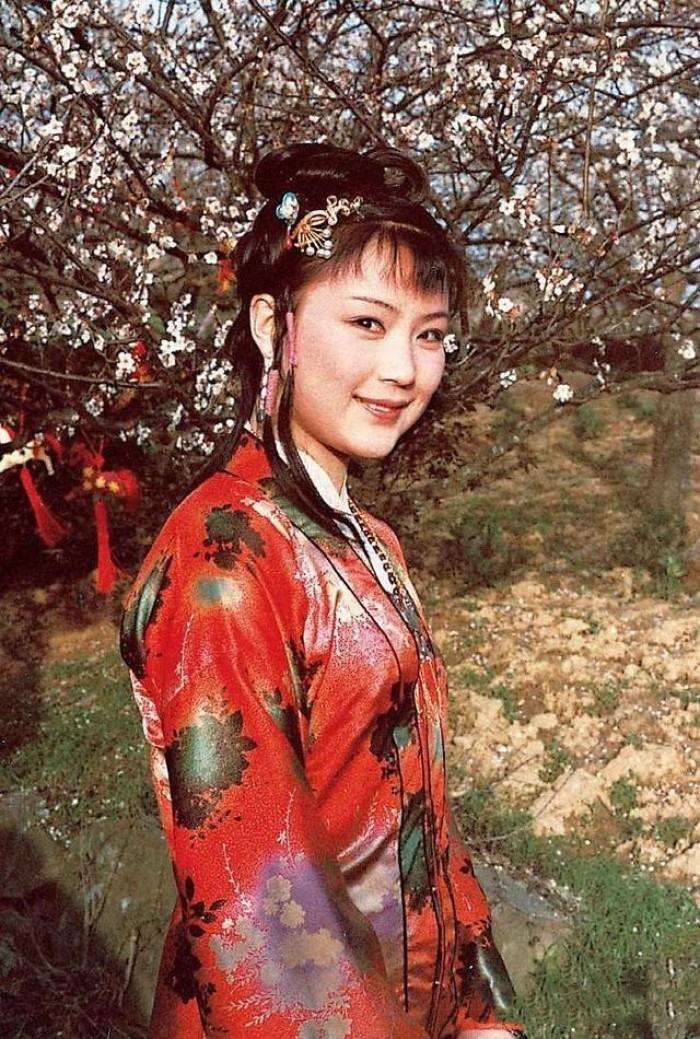 反应|薛宝钗史湘云都有雪白的“酥臂”,贾宝玉看到后为何反应不一样?