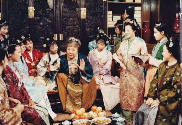  赵姨娘|《红楼梦》里集美貌与才华于一身的女子，赵姨娘都赞叹：会做人！