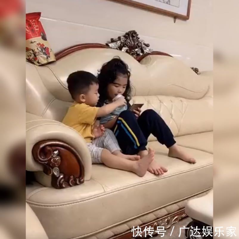 弟弟|弟弟贴心“伺候”姐姐喝酸奶,自己却卑微地舔瓶盖,网友太苦了